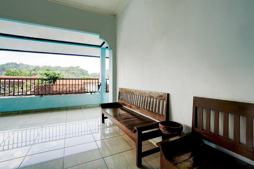 OYO 94818 Sabina House Syariah Hotel in East Java