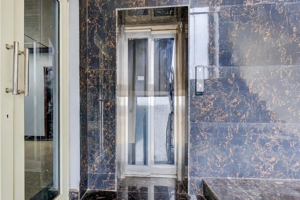 Super Townhouse Sheesh Mahal Farrukh Nagar Hotel in Haryana