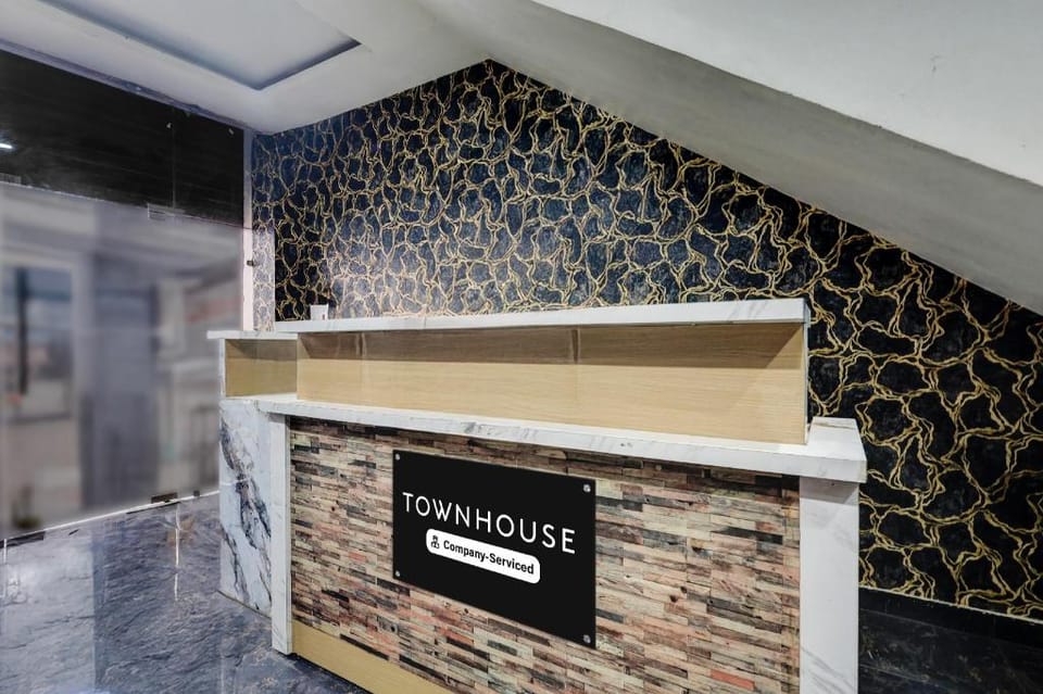 Super Townhouse Sheesh Mahal Farrukh Nagar Hotel in Haryana