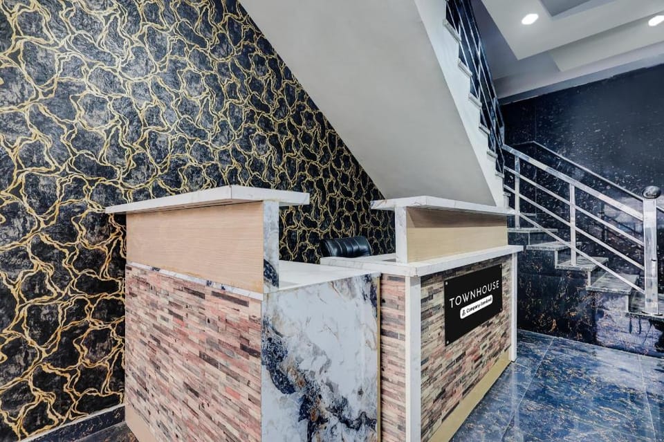 Super Townhouse Sheesh Mahal Farrukh Nagar Hotel in Haryana