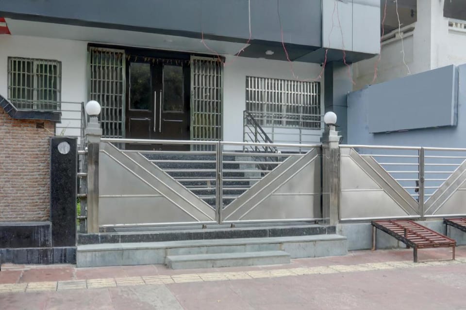 Super Townhouse Mumfordganj Fountain Crossing Formerly APS Inn Hotel in Uttar Pradesh