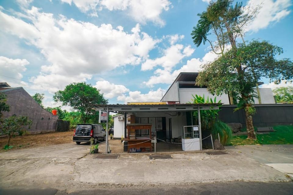 Halona Taraman Guest House by Yurooms Hotel in Special Region of Yogyakarta