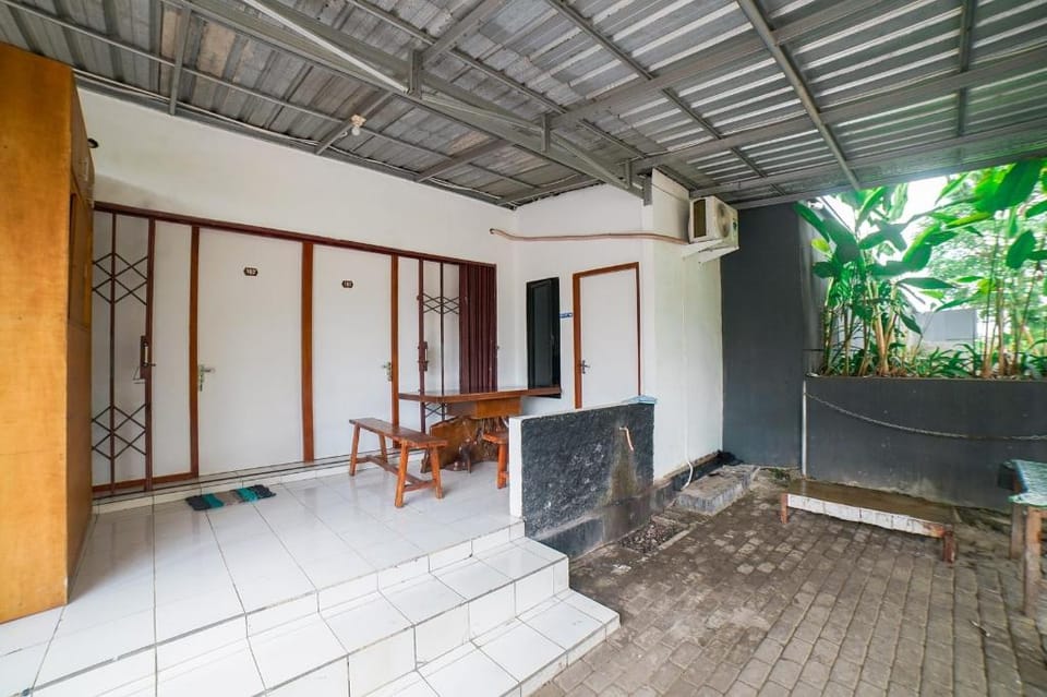 Halona Taraman Guest House by Yurooms Hotel in Special Region of Yogyakarta