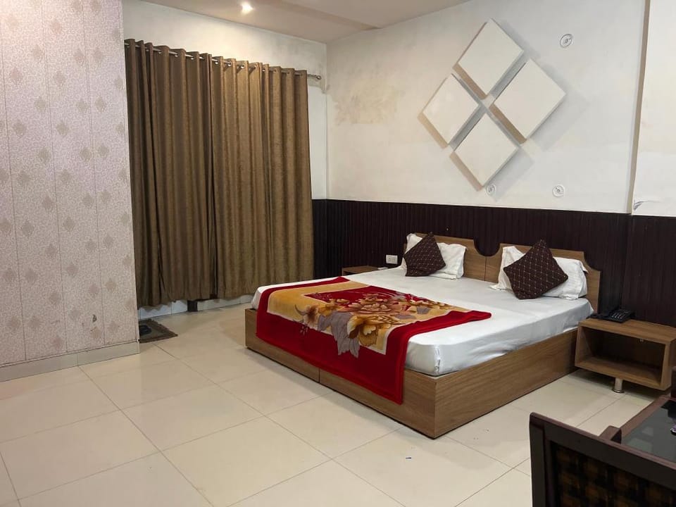 POP 83990J Hotel Universal Tower Hotel in Uttarakhand