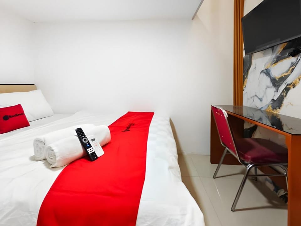 RedDoorz near RSUD dr. Soewandhie 2 Hotel in Surabaya