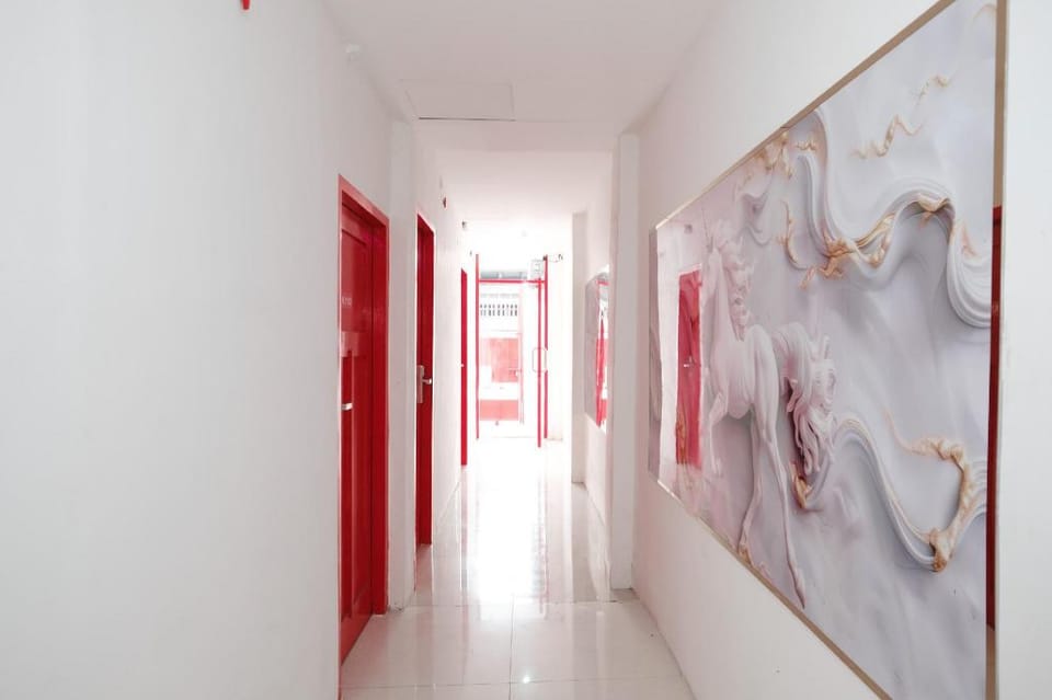 RedDoorz near RSUD dr. Soewandhie 2 Hotel in Surabaya