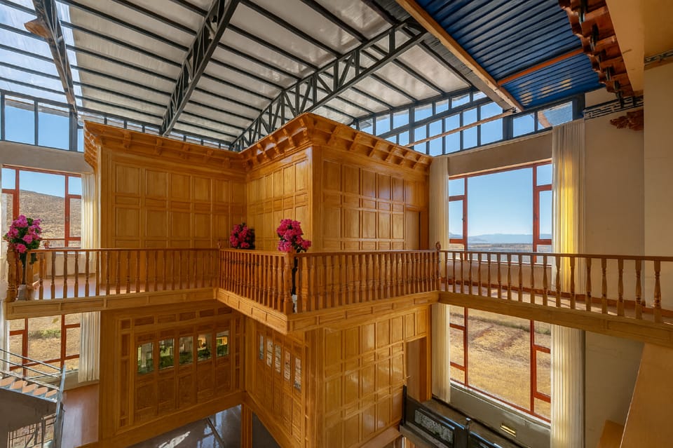 Shangri-La Nook with Breakfast · Facing Napa Lake Hotel in China