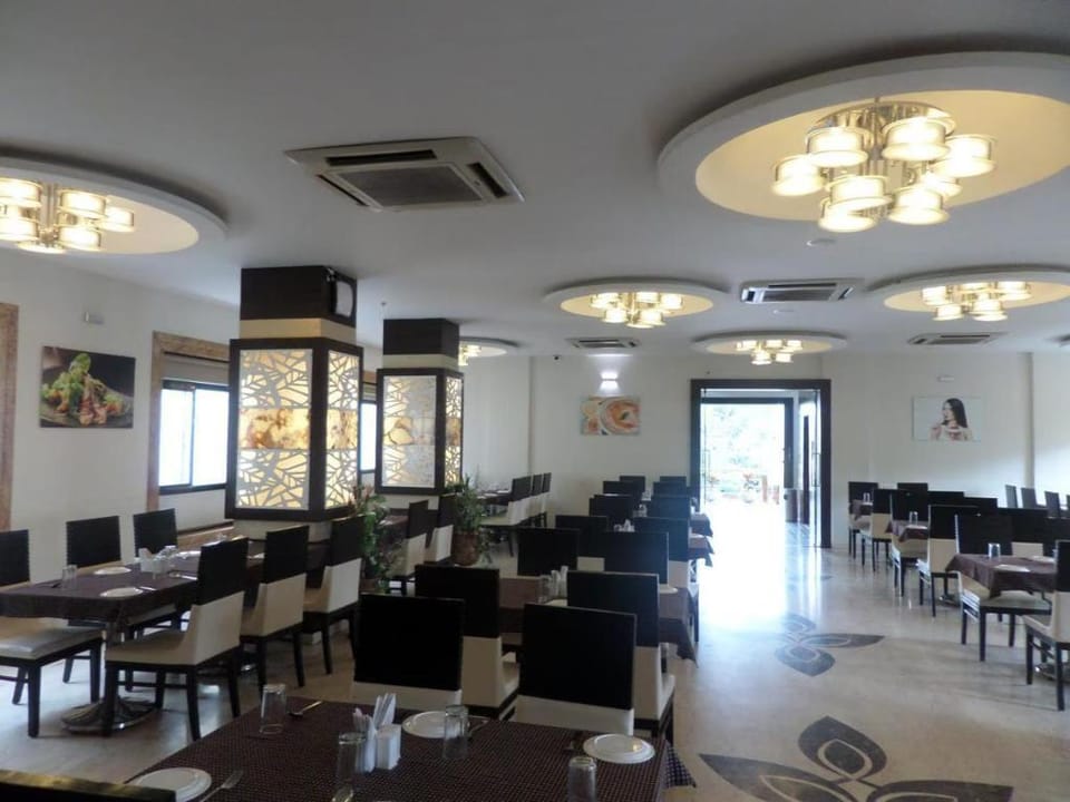 Hotel Raj Palace Ahilyanagar Maharashtra Hotel in Maharashtra