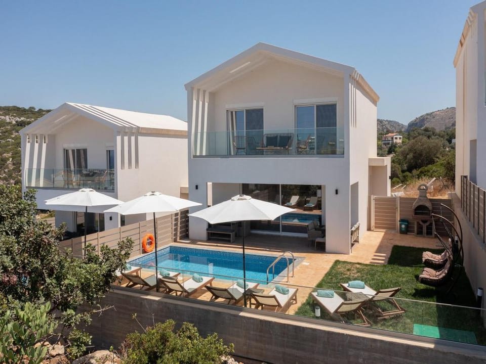 Spacious Waterfront Villa in Gerani Villa in Crete