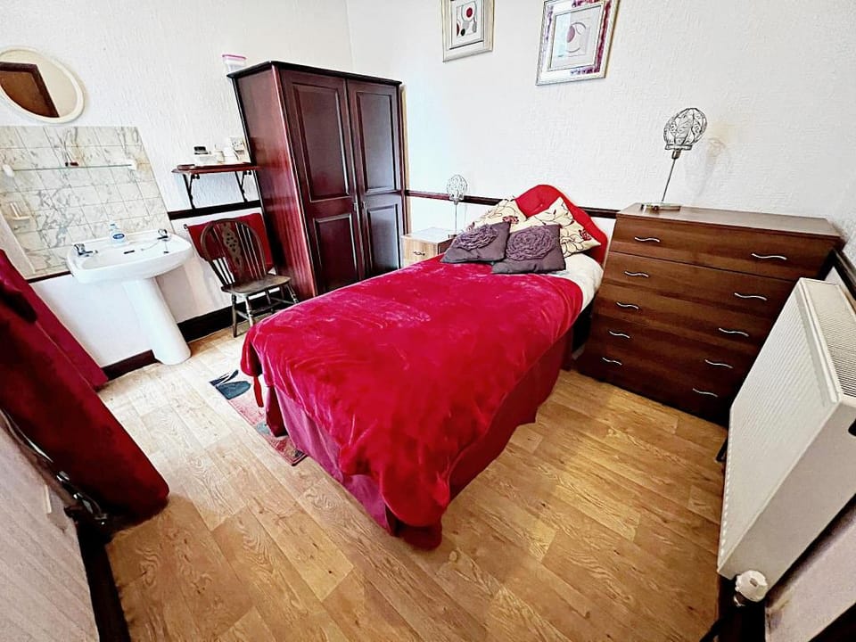 Affordable & Comfortable Guest House Room 5 Vacation rental in Grimsby