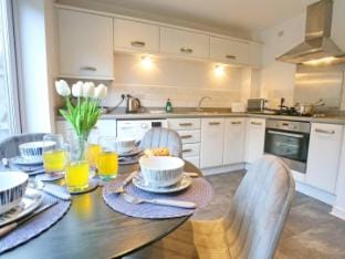 Modern 2 bed House Close To City Apartment in Prestwich