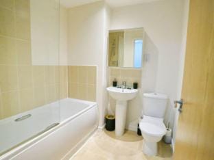 Modern 2 bed House Close To City Apartment in Prestwich