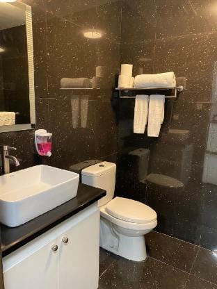 Grand King Studio w/Heated&infinity pool. Gym&spa Apartment in Angeles