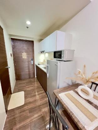 New&Cozy 1BR | 55"TV | City&Pool View |15th Floor  Apartment in Makati