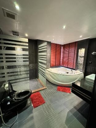 L08 Penthouse Suite, Modern Condo On Bangla Road Apartment in Patong