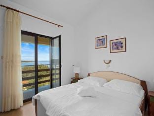 Apartment in Supetarska Draga near Sandy Beach Apartment in Supetarska Draga