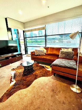 Luxurious Apartment with City Views  Yarra River Apartment in Southbank