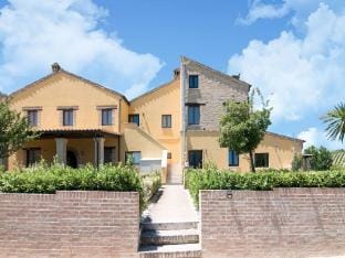 Apartment near Assisi with pool and hot tub Apartment in Marche