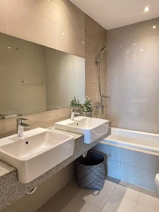 Awesome 2BR Uptown BGC Manila Apartment in Makati
