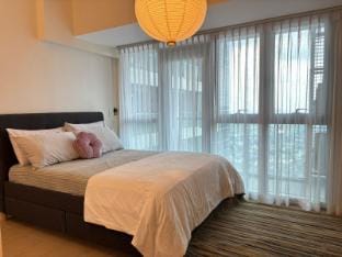 Awesome 2BR Uptown BGC Manila Apartment in Makati