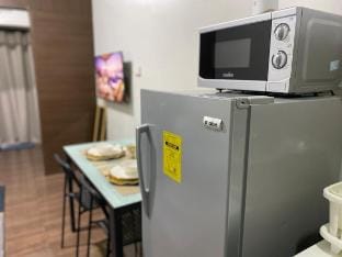 Stylish Haven in bustling Ayala, Makati Apartment in Makati