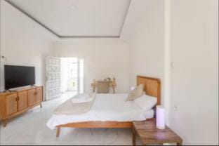 Bright 40m2 Studio with Private Balcony 5 min Walk to Beach 2 Apartment in North Kuta