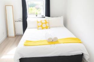 PerfectTrade Crews Van Parking  LongTerm Discount Apartment in London