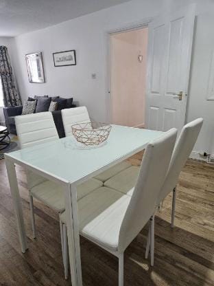 Egremont 2-BR flat with Free Parking  Wi-Fi Apartment in Copeland District