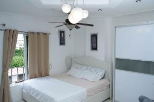 Modern 1-Bedroom Apartment, Gym & Pool Access Apartment in Angeles