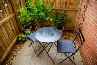 SmartStay | Parking | by Airport | 4 Beds | WiFi Apartment in Farnborough