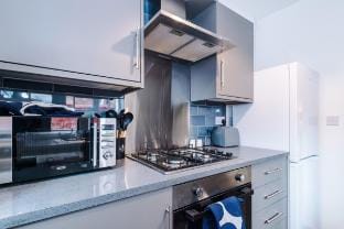 4 Bedroom| Free Parking | 6 Beds | Sleeps 8 Vacation rental in Salford