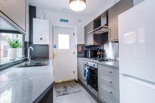 4 Bedroom| Free Parking | 6 Beds | Sleeps 8 Vacation rental in Salford