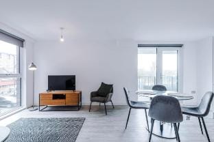 2BR Scenic View• Salford •WiFi •Kitchen • Deals Vacation rental in Salford