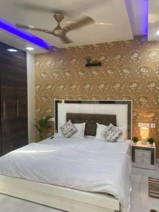Modern 3BHK Apartment in Saket | Family-Friendly Vacation rental in Delhi