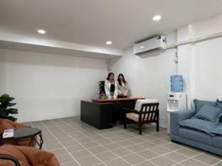 Sukhumvit 48 hostel 6 rooms with fast WiFi smartTV Vacation rental in Bangkok