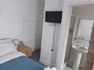 Esuite Small Double Bed in a Quiet hotel(Room 6 & 7) Vacation rental in Blackpool
