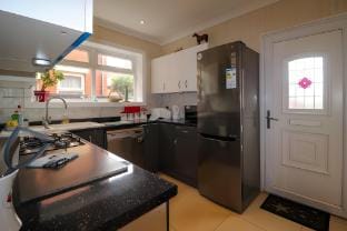 Cheerful 4-bedroom holiday home close to the Sea(Sherbourne Home) Vacation rental in Blackpool