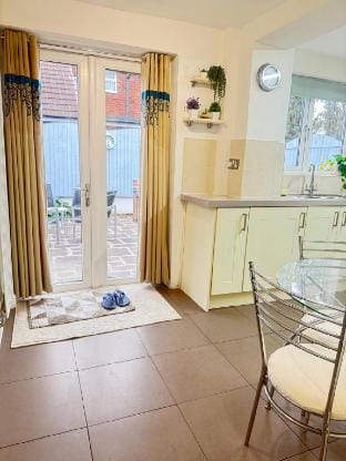 Premium Cozy Family Room Near Airport/Lake Park Vacation rental in Metropolitan Borough of Solihull