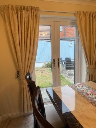 Premium Cozy Family Room Near Airport/Lake Park Vacation rental in Metropolitan Borough of Solihull