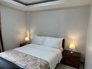 Studio w/heated pool &  2 rooftop pool, gym, spa. Vacation rental in Angeles