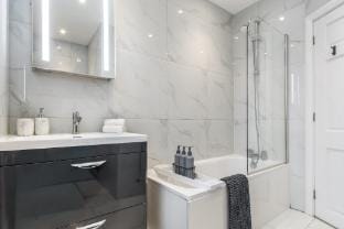The Grand Edwardian 3 Bedroom Apartment Vacation rental in Edgware