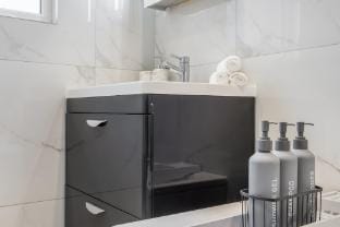 The Grand Edwardian 3 Bedroom Apartment Vacation rental in Edgware