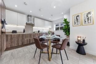 Corporate 2-Bed Flat | Near Shepperton & Egham | Queenwood Cres Vacation rental in Runnymede District