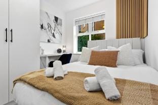 Corporate 2-Bed Flat | Near Shepperton & Egham | Queenwood Cres Vacation rental in Runnymede District