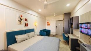 The Luxe Studio|Pool|Near Bombay Hospital|Balcony #925 Vacation rental in Jaipur
