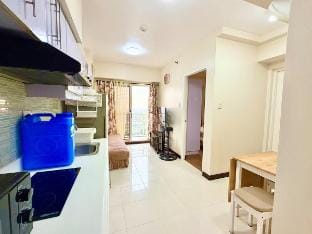 1 Bedroom with Big Balcony at Zinnia Towers Vacation rental in Quezon City