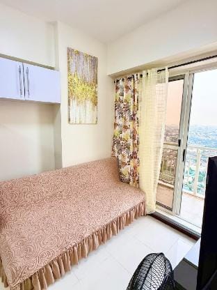 1 Bedroom with Big Balcony at Zinnia Towers Vacation rental in Quezon City