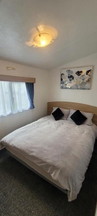 Holiday Home  Lakeside Views 15 Mins to Goodwood Vacation rental in Chichester