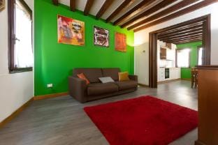 San Marco heart – 2 rooms by the square Vacation rental in San Marco