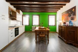 San Marco heart – 2 rooms by the square Vacation rental in San Marco